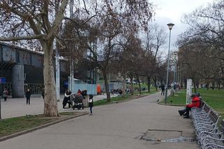 „Spali na nich bezdomovci.“ U hlavního nádraží Praha razí nepřátelskou architekturu